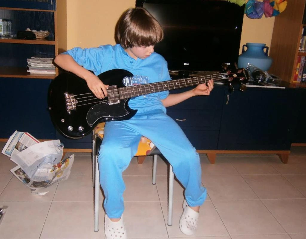 Young xsadada playing